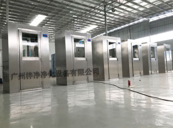 全不銹風(fēng)淋室采用全不銹鋼材質(zhì)制造，具有良好的耐腐蝕性、耐高溫性和耐磨損性。