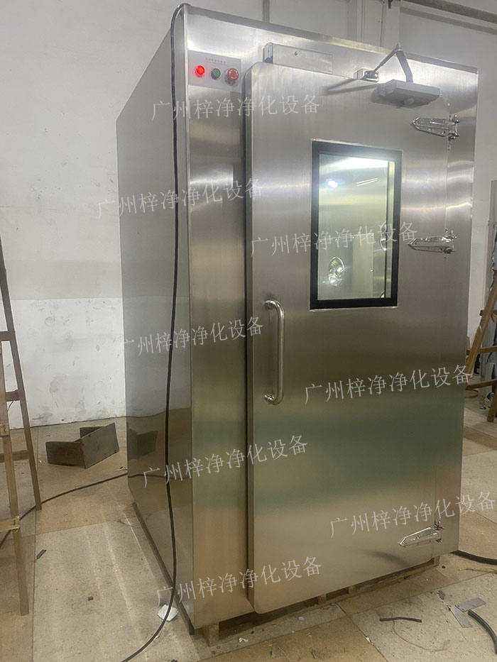 高端滿焊風(fēng)淋室采用滿焊接工藝，無縫連接，防止塵埃進入，確保潔凈室的空氣質(zhì)量。