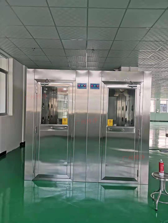 風淋室主要功能是確保工作人員在進入潔凈區前，通過吹淋去除身上的塵埃和微粒。