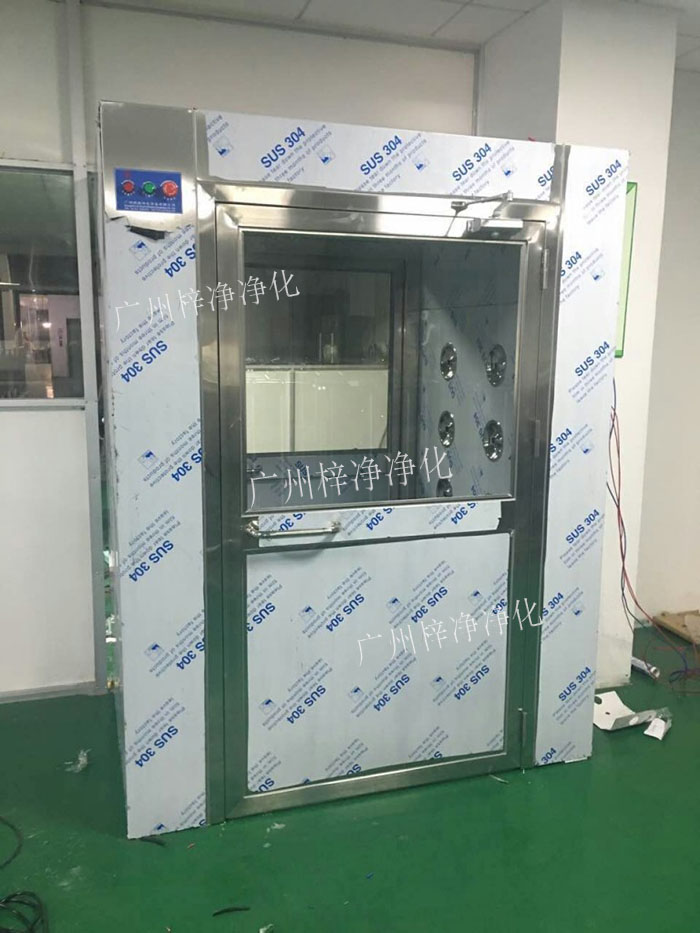 防爆風淋室是指風淋室的電機、指示燈、照明燈、接線管必須嚴格按照防爆標準