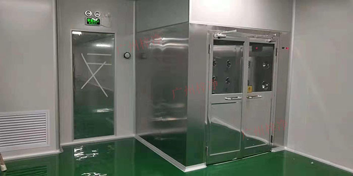 對于風淋室，通常安裝在人員進出潔凈室的主要通道上