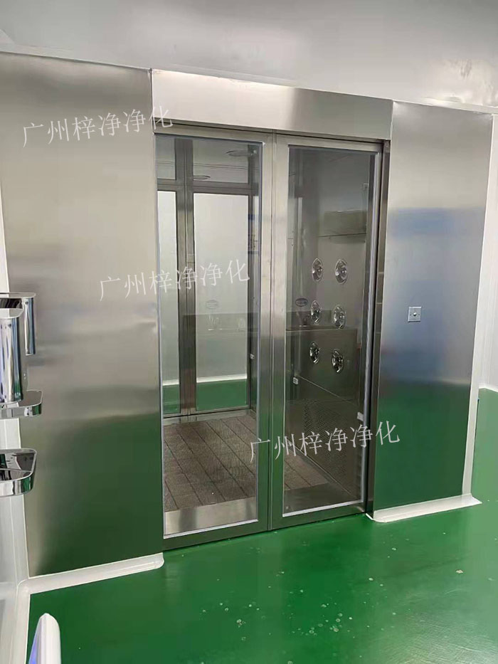 對于貨淋室，則通常位于物料進入潔凈室的位置
