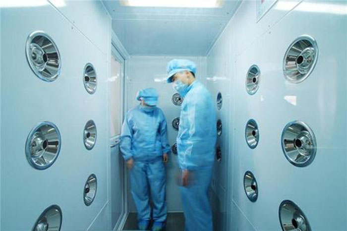 進入風淋室前，應佩戴專用鞋套和帽子，鞋套應與地面接觸面完全覆蓋，帽子則應能覆蓋頭發，防止頭發飛揚。